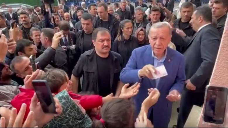 Președintele Erdogan i-a mituit pe alegători în ziua alegerilor - erdogan-mita-1685284169.jpg