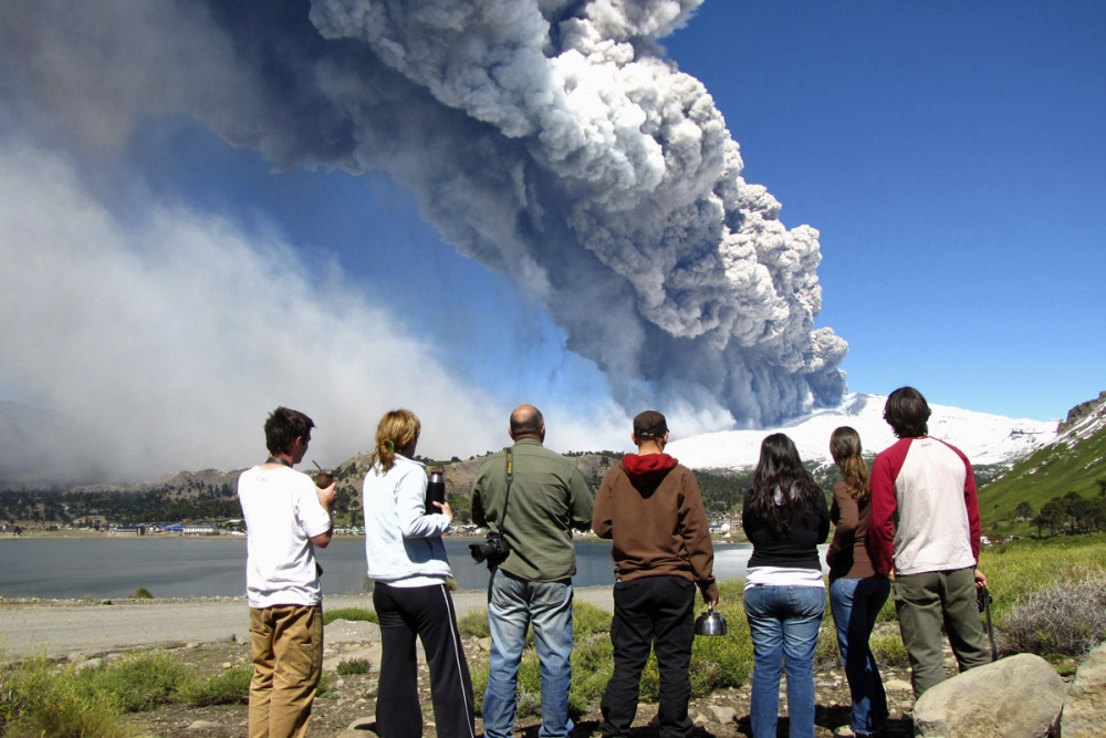 Mii de oameni, evacuați în Chile și Argentina, amenințați de erupția vulcanului Copahue - eruptie-1369757469.jpg