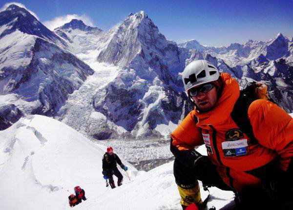 Un român  vrea să escaladeze Everestul, fără oxigen suplimentar și șerpași - escaladare-1386954450.jpg