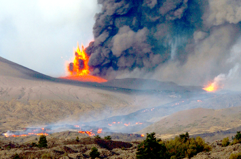 Vulcanul Etna a erupt din nou - etna-1382892603.jpg