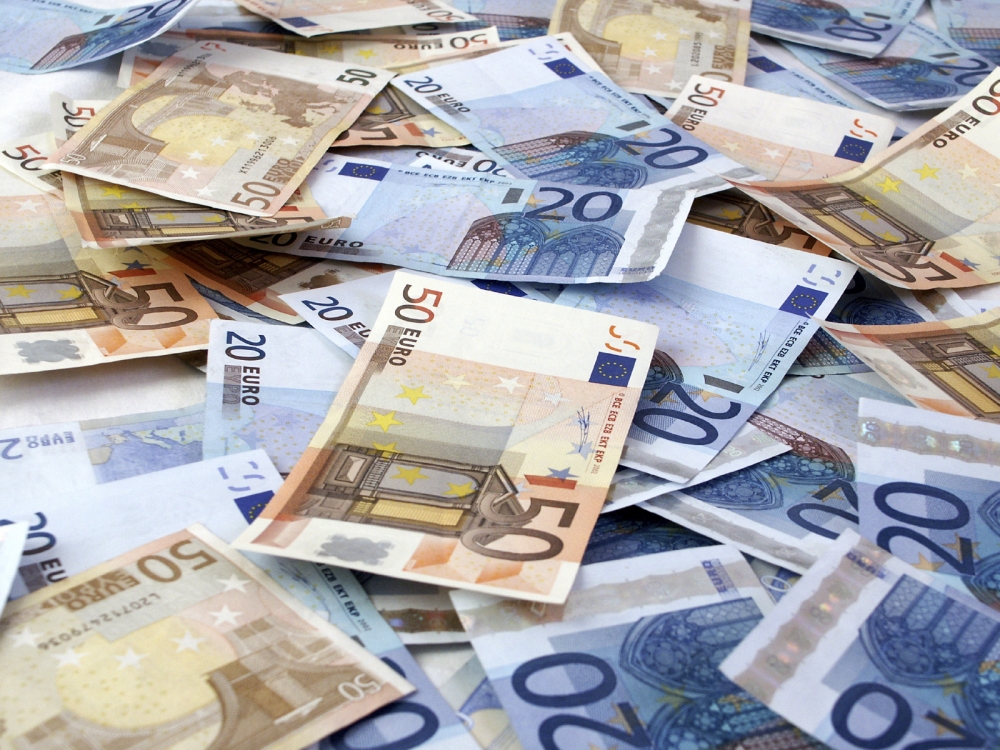 Leul a atins un nou minim istoric față de dolarul american - euro-1338551685.jpg