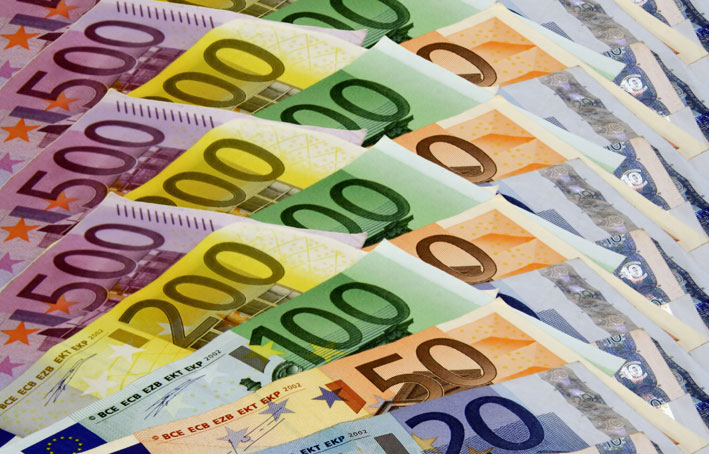 Euro își continuă deprecierea - euro-1346150305.jpg