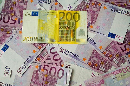 Euro - creștere de 0,02% față de leu - euro-1346757213.jpg
