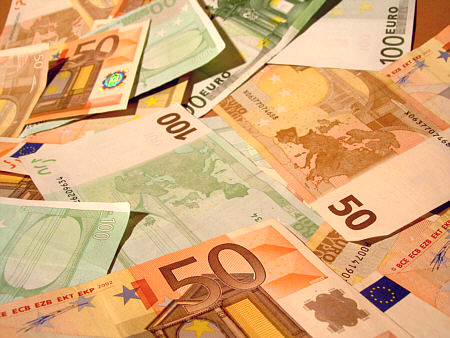 Euro a scăzut și astăzi - euro-1351596639.jpg