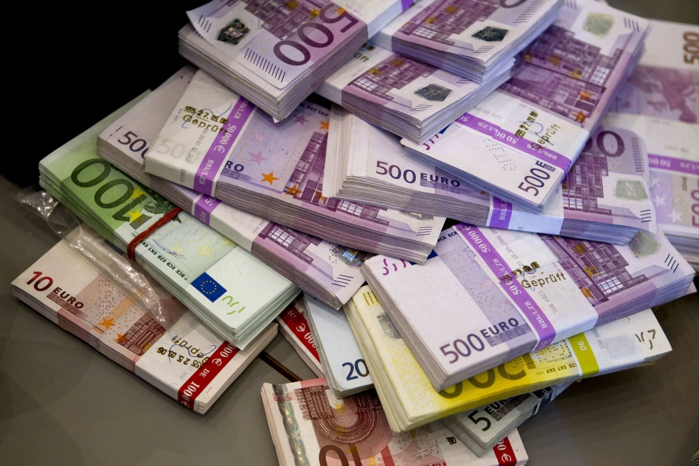Euro, puțin mai slab - euro-1372933984.jpg