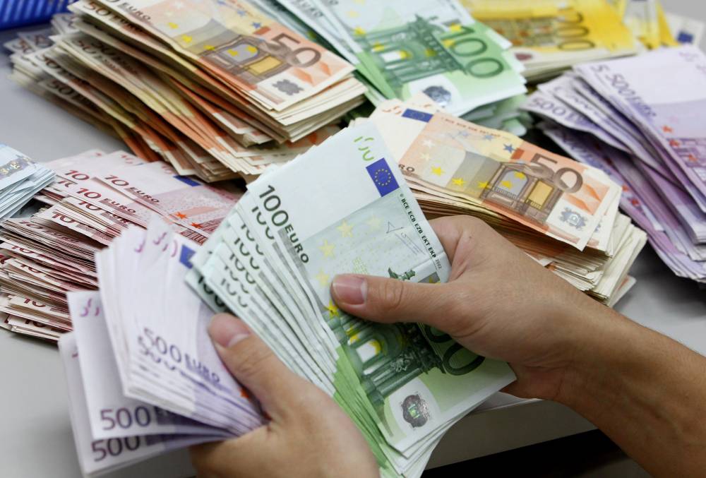 Criza din Grecia slăbește euro față de dolar - euro-1436197662.jpg