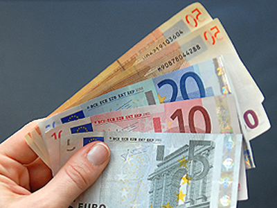 Moneda națională se depreciază - euro1-1316515257.jpg