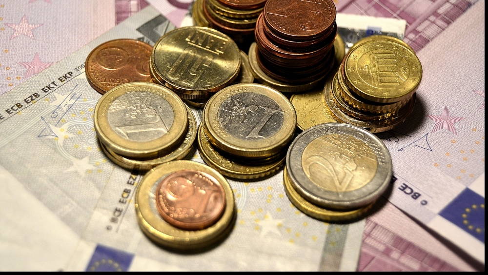 Euro s-a oprit din cădere - euro13625702441365159532-1366287042.jpg