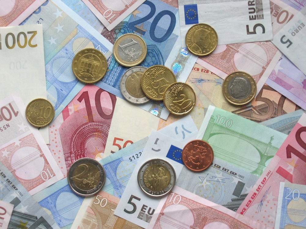 Euro, tot la 4,41 lei - euro2-1364557503.jpg