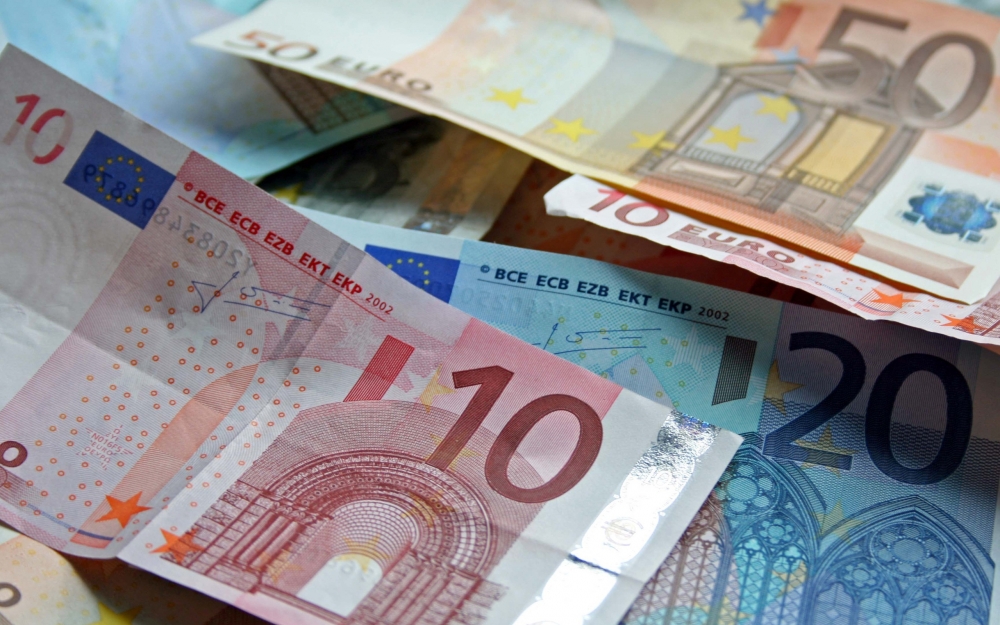 Euro se ține tare! - euro5-1371817354.jpg
