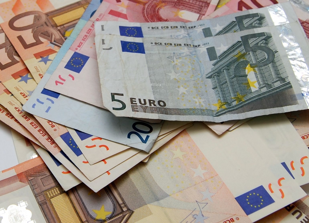 Euro se menține sub 4,45 lei - euro5-1385466059.jpg