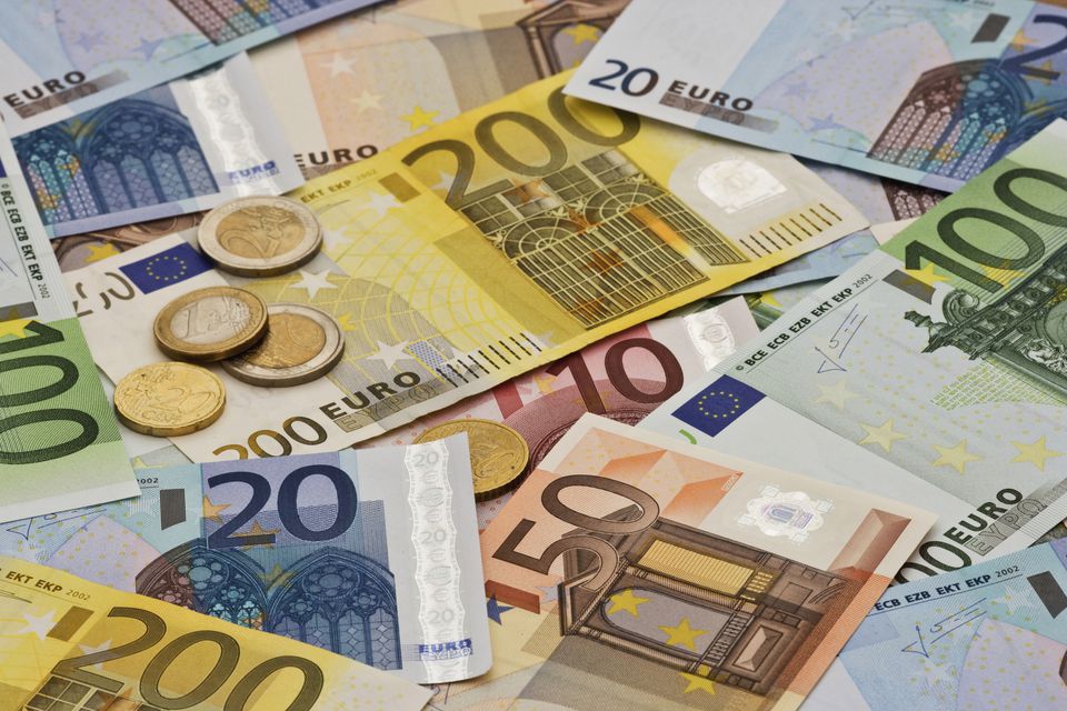 Un nou MAXIM ISTORIC pentru EURO: Moneda europeană a ajuns să coste 4.8242 de lei - eurobani-1584357384.jpg