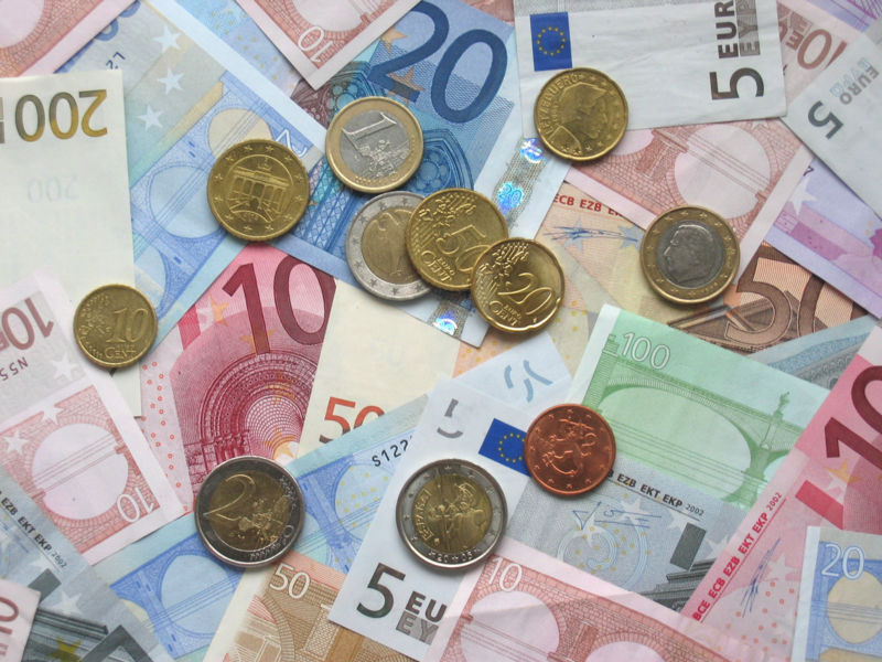 Euro rămâne și astăzi la 4,57 lei - eurocoinsandbanknotes-1351076270.jpg