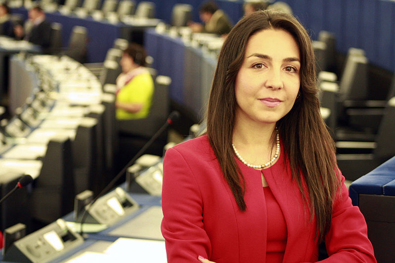 Eurodeputata Claudia Țapardel condamnă public europarlamentarii care îi atacă pe romani - eurodeputatulclaudiatapardel-1425981400.jpg