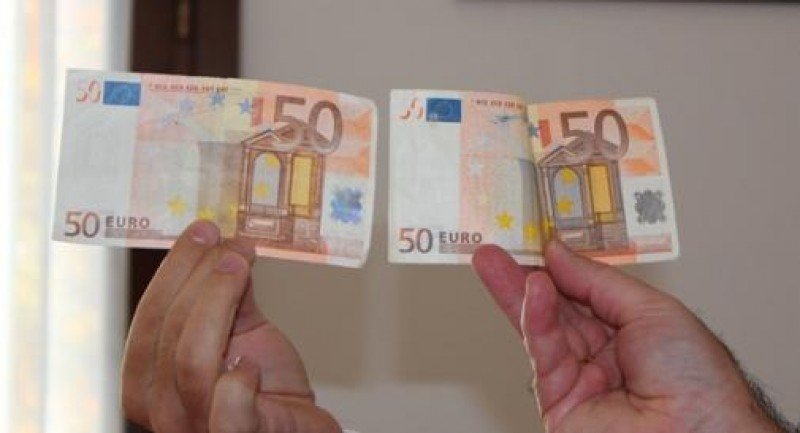 Româncă prinsă cu 1000 de euro falși în poșetă în Italia. Cum a justificat femeia prezența banilor - eurofalsi-1552298776.jpg
