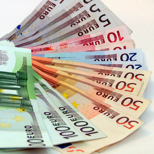 Euro începe să se țină tare - euroi-1369132573.jpg