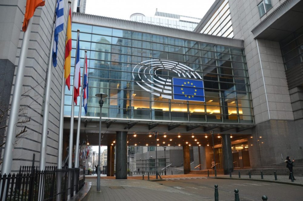 Parlamentul European ia măsuri pentru a asigura țările UE cu echipamente medicale - europeanparliamentbuildingbrusse-1584981947.jpg