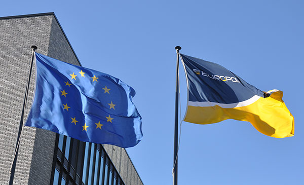 Doi români sunt pe lista celor mai căutați infractori din Europa - europoleuflags-1454085298.jpg
