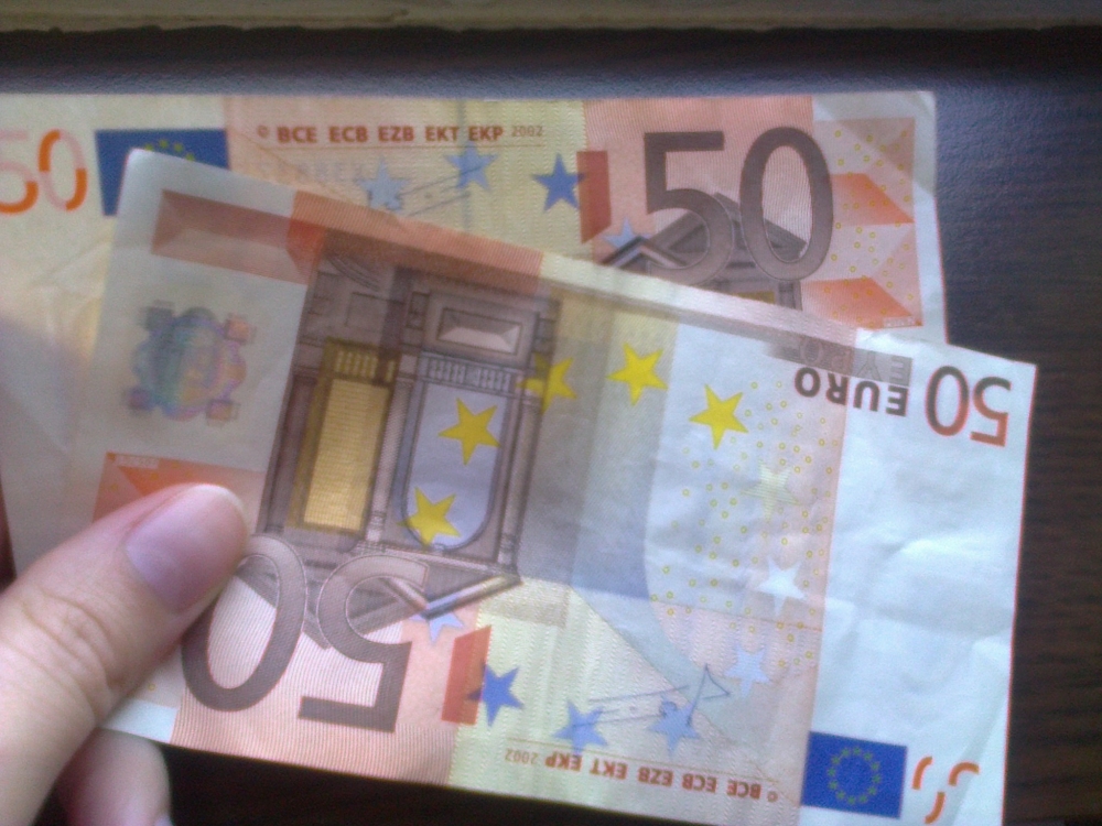 Euro se apreciază ușor - eurov3-1392638720.jpg
