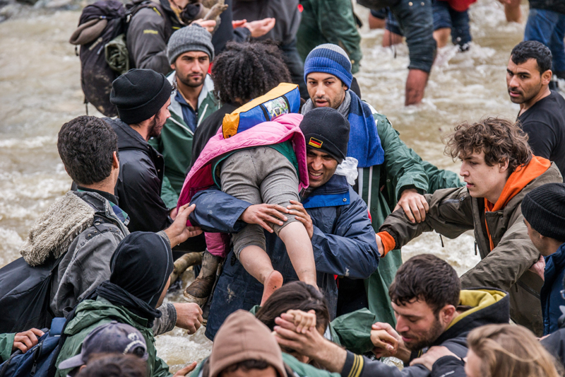O nouă tabără cu sute de migranți, evacuată din Paris - evacuaretabara-1459349515.jpg