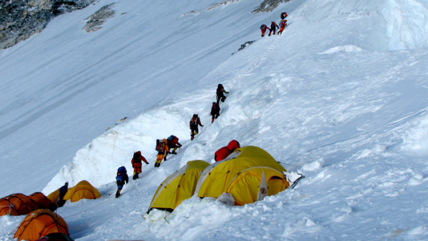 Turiști blocați  pe Everest, în urma căderilor masive  de zăpadă - everest1-1381798177.jpg