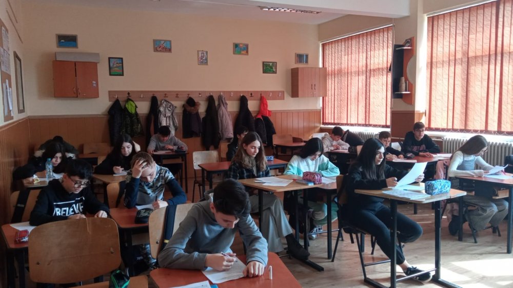 Asociațiile elevilor consideră că ”Ministerul Educației este deconectat de realitățile sociale din România” - examene1-1693206267.jpg