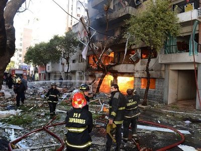 EXPLOZIA dintr-un imobil din Argentina: Autoritățile au anunțat un bilanț definitiv de 21 de morți - explozieargentina5afp-1376485956.jpg