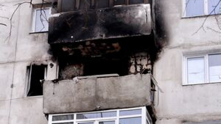 Explozie într-un bloc din Bacău din cauza scurgerilor de gaze dintr-o butelie - exploziebloc7848060031908700-1351265217.jpg