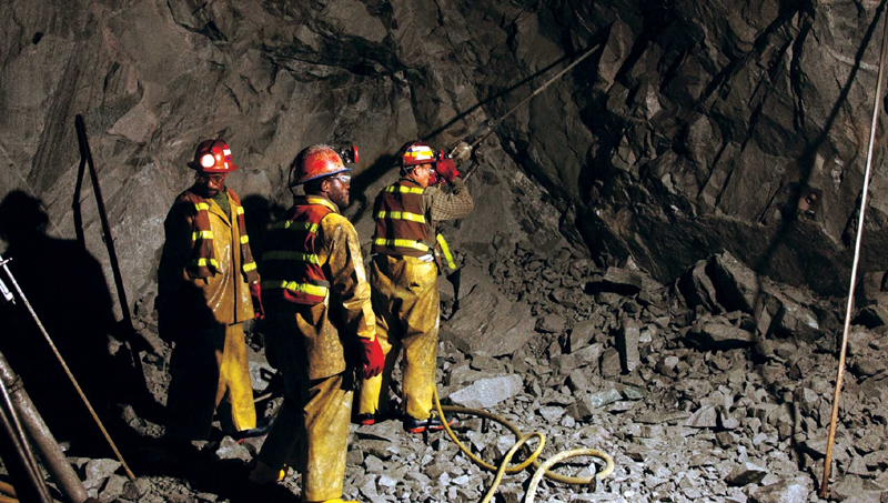 Explozii în două mine de cărbune, soldate cu moartea a peste 50 de persoane - explozieminachina-1480860270.jpg
