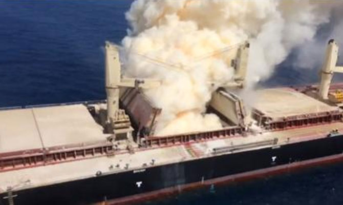 Explozie pe o navă cu îngrășămite chimice. Echipajul a abandonat vasul - exploziepeonavacuingrasaminte-1502880752.jpg