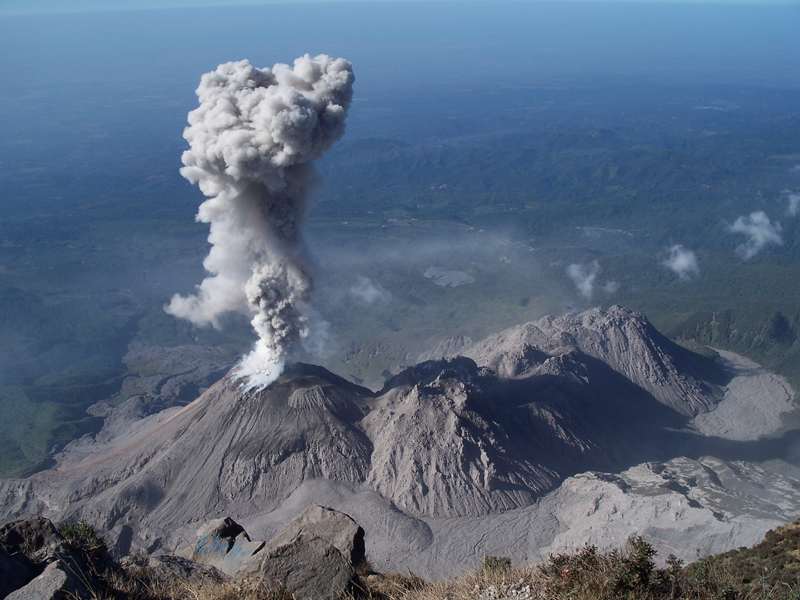 Puternică explozie  a vulcanului Santiaguito din Guatemala - explozievulcan-1473683170.jpg