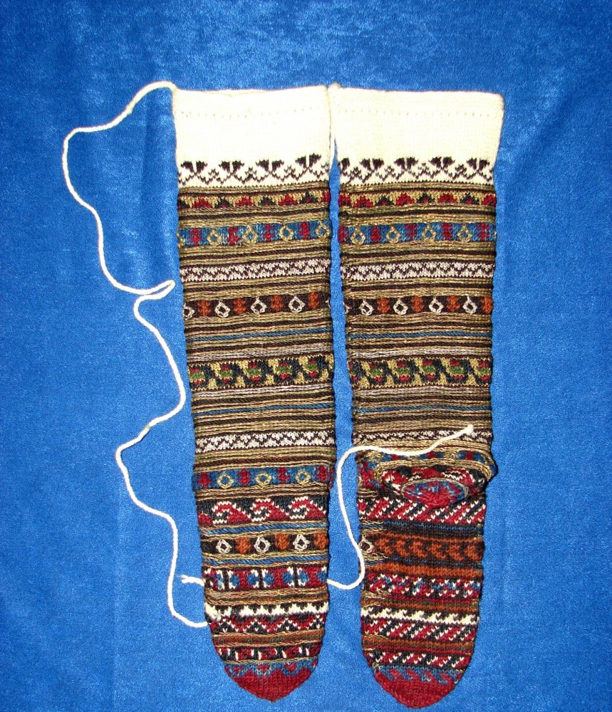 Ciorapi ce aparțin aromânilor grămoşteni, expuşi ls Muzeul de Artă Populară - exponat-1692610518.jpg