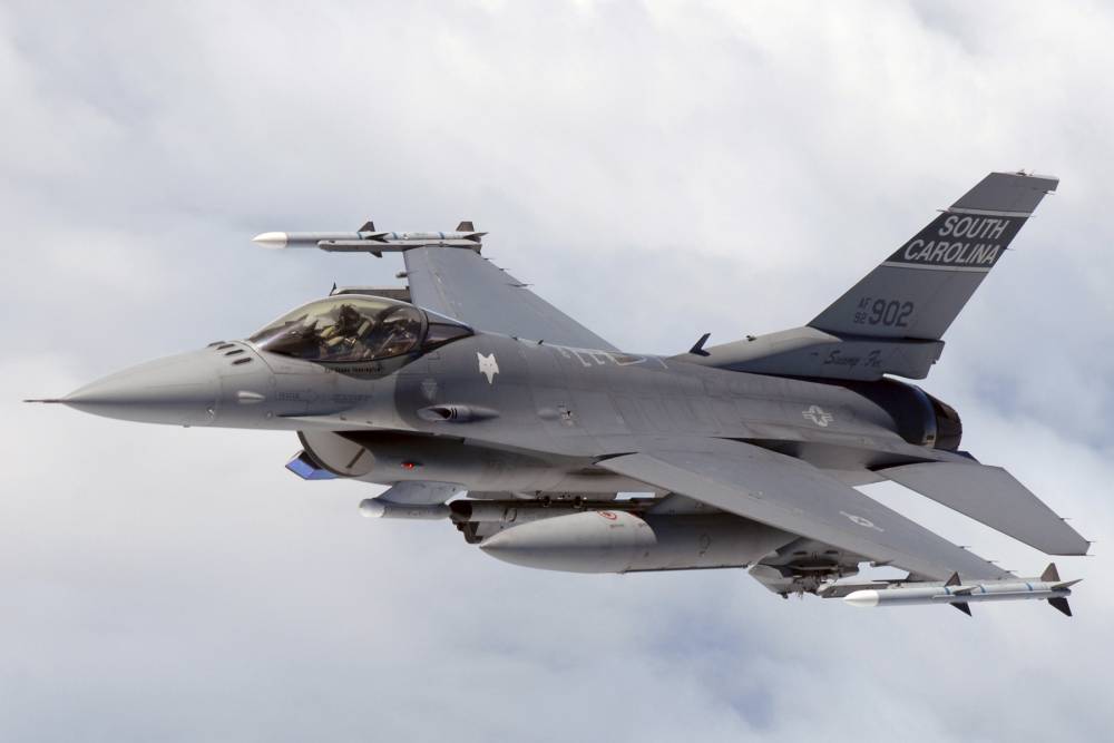 SUA: Aeronave de pasageri, escortate de avioane F-16 după o amenințare cu bombă - f16-1422176758.jpg