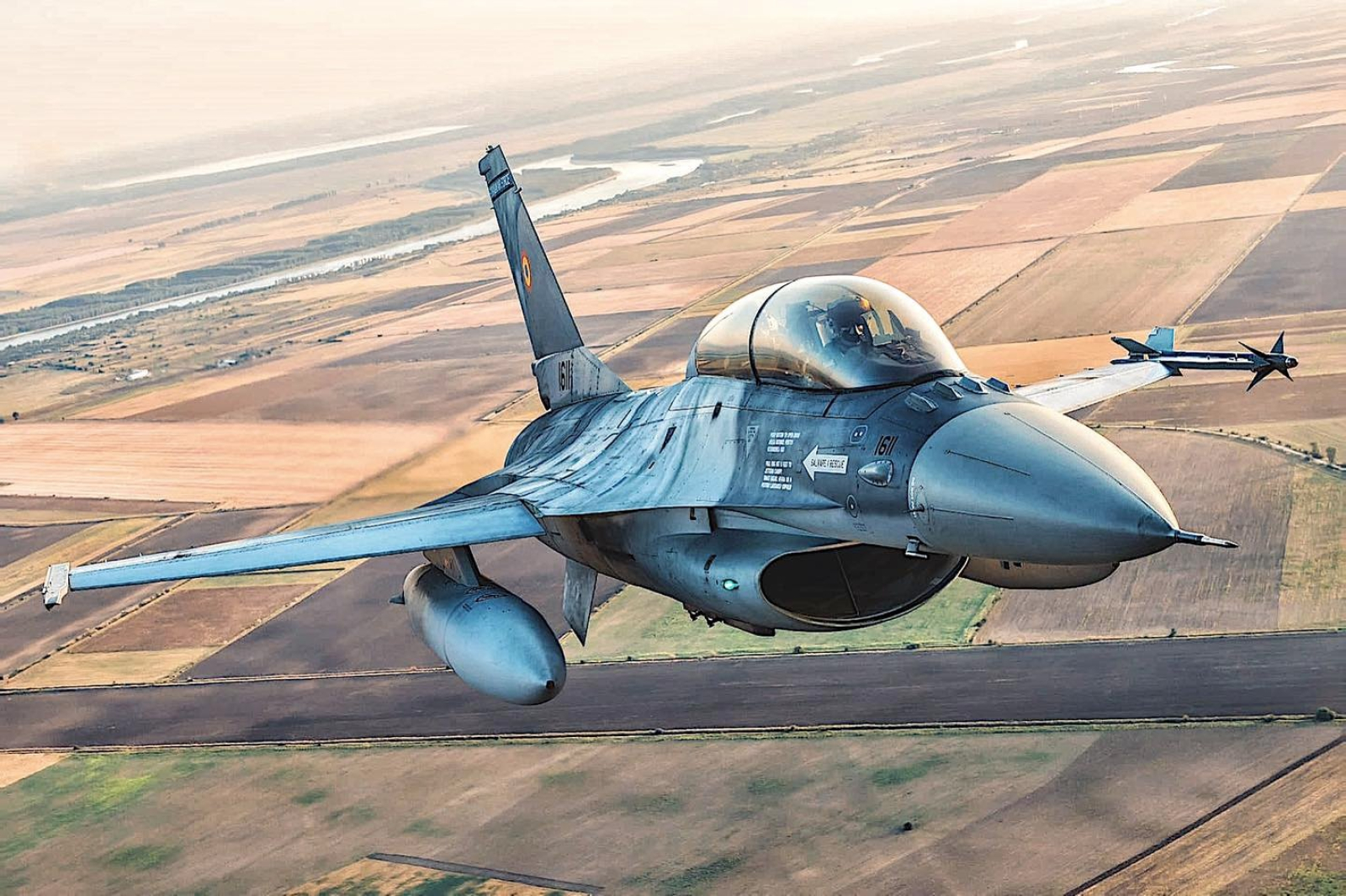 Primele avioane de luptă F-16 oferite Ucrainei de Olanda ajung în România - f16romania31407500-1698688886.jpg