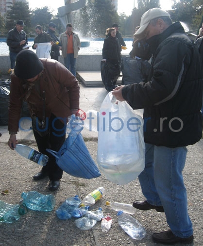 Constănțenii au reciclat PET-uri pentru salvarea Mării Negre - f2045edda705f1a3617f623a60039482.jpg