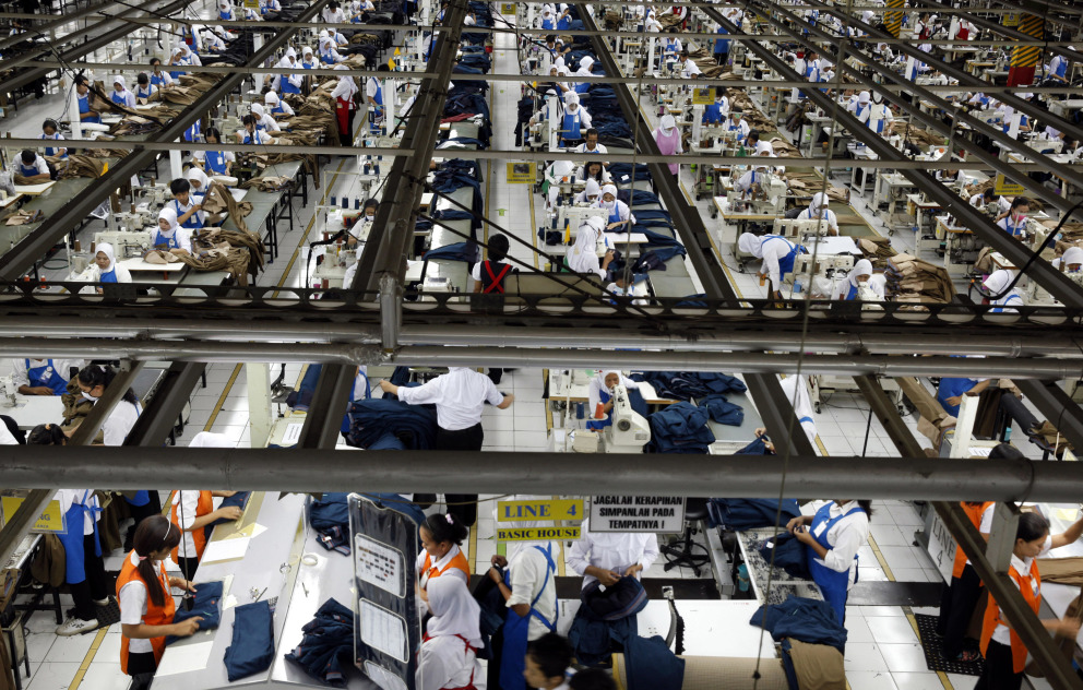 SITUAȚIE ȘOCANTĂ! Muncitorii din fabricile Zara au ascuns mesaje de ajutor în haine - fabricatextilenindonesiareuters-1510216003.jpg