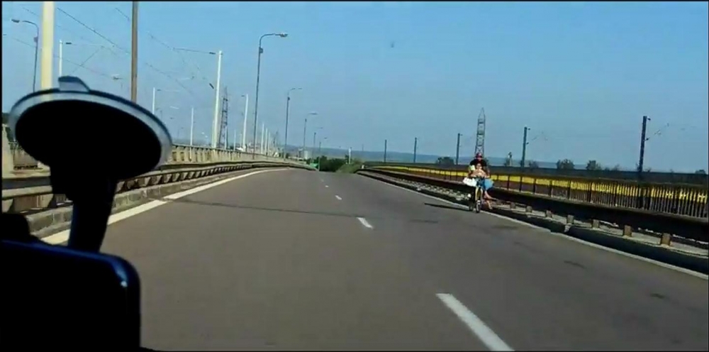 ȘOCANT / Cu copilul pe bicicletă, pe contrasens pe Autostrada Soarelui (VIDEO) - familia-1340017959.jpg