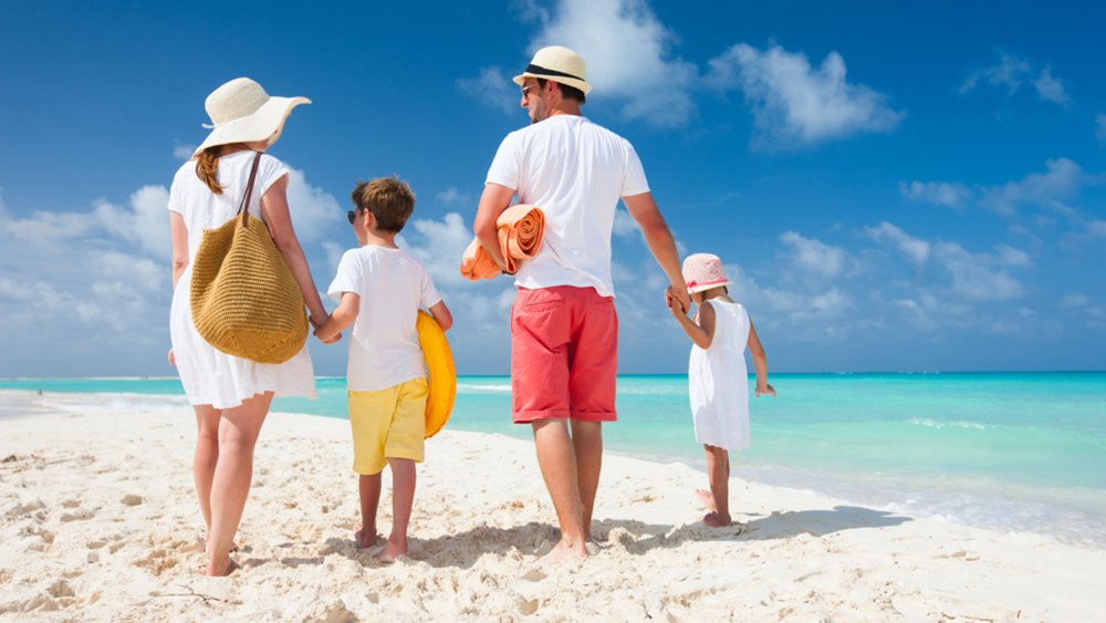 Operatorii din turism cer Guvernului reintroducerea voucherelor de vacanţă - familyvacation-1636974760.jpg
