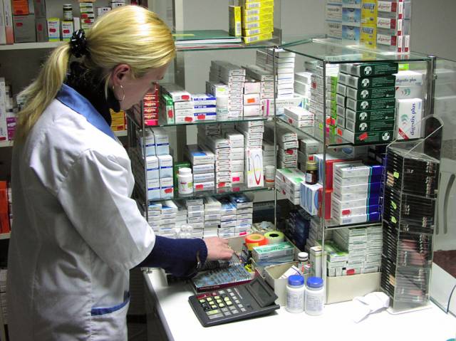 Sute de medicamente ieftine ar putea dispărea din farmacii - farmacieinterior-1340714487.jpg