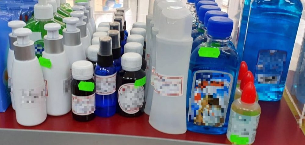 Percheziții în mai multe farmacii din Constanța. Polițiștii au confiscat sute de litri de dezinfectant - farmaciepolitiesursaipjconstanta-1586103331.jpg