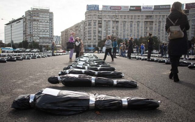 Protest Declic – 153 de saci cu “cadavre”, întinse pe jos, la Guvern - fb1a9837640x400-1697563060.jpg