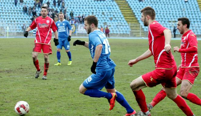 Fotbal: FC Farul a pierdut pe terenul Dorohoiului - fcf-1429354587.jpg