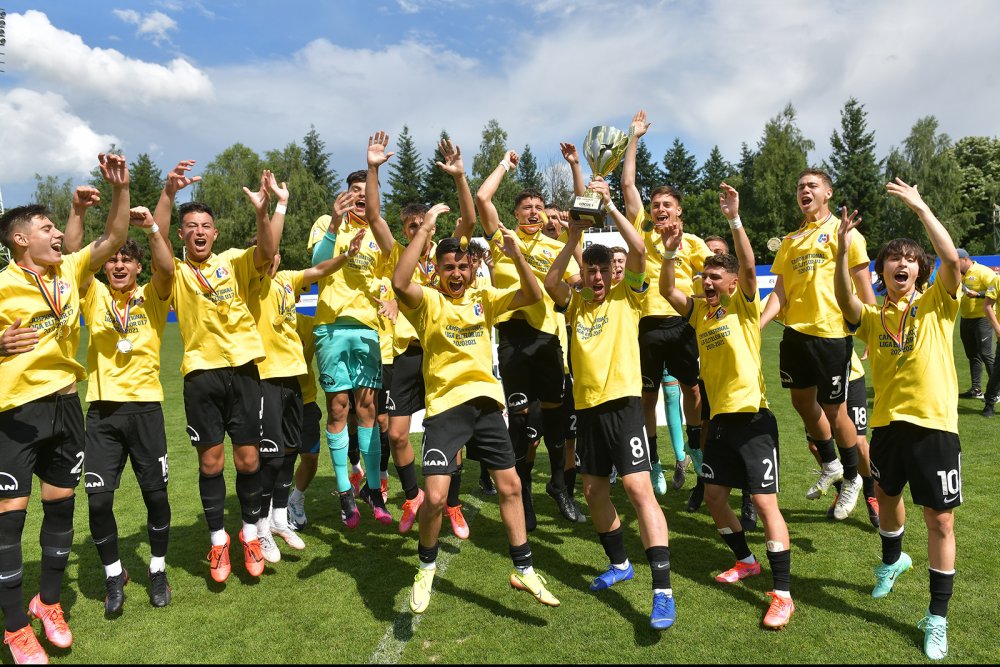 FC Viitorul a câştigat Liga Elitelor U17. 5-1 în finala cu UTA Arad - fcviitorul-1623762933.jpg