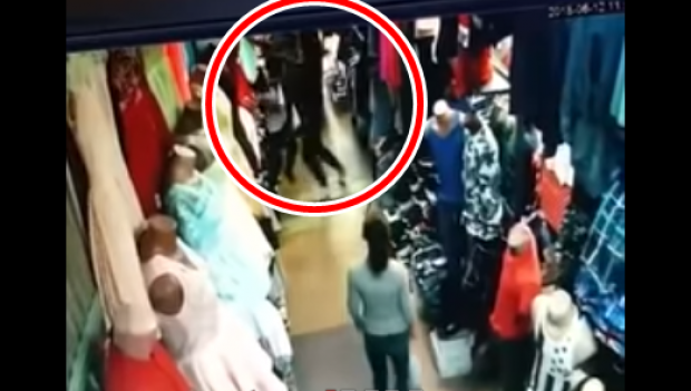 Scene violente într-un magazin! O vânzătoare, bătută cu sălbăticie de o clientă - femeie22443600-1529305162.jpg