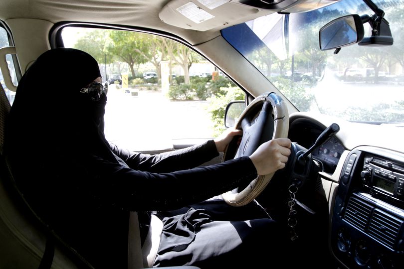 MOMENT ISTORIC! Arabia Saudită a început să schimbe semnele rutiere pentru a le adapta la șoferițe - femeieburka-1526215025.jpg