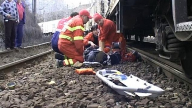 Femeie lovită de tren în timp ce culegea plante lângă calea ferată - femeielovitadetren99224200-1526559082.jpg