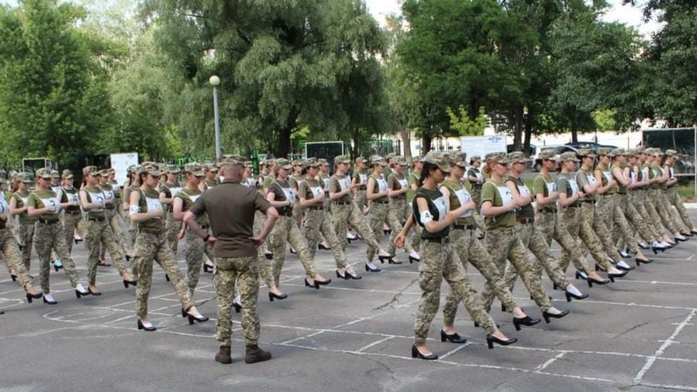 Femeile din armata ucraineană, obligate să defileze pe tocuri - femeile-1625414057.jpg