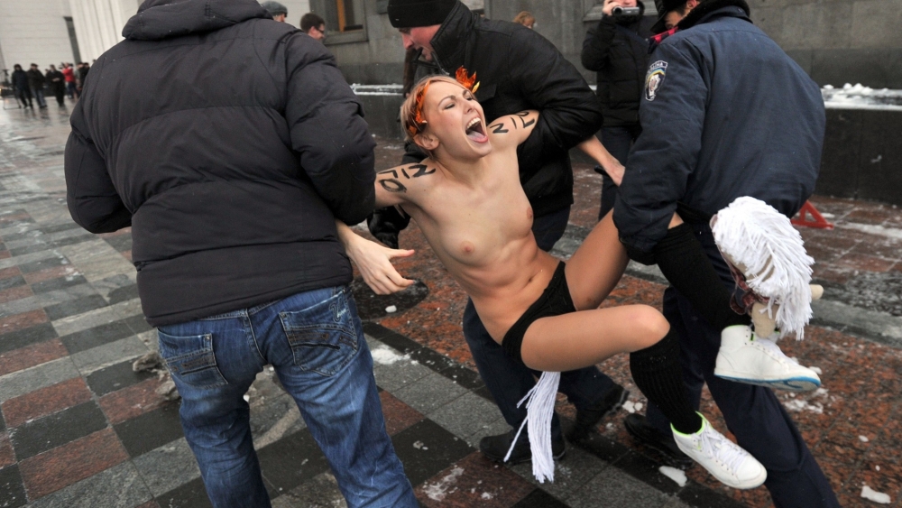 Patru militante Femen s-au dezbrăcat în timp ce Papa rostea rugăciunea Angelus - femen-1358090657.jpg