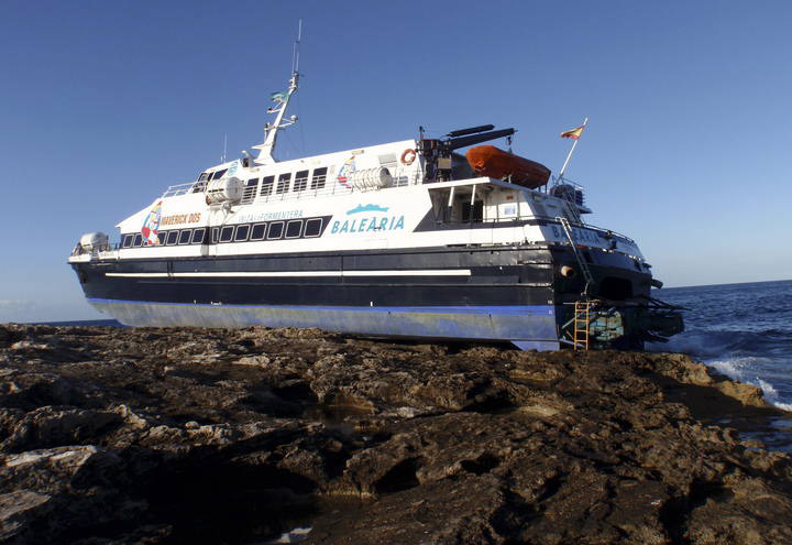 Un ferry-boat a eșuat în Insulele Baleare - ferryboat21-1329585020.jpg