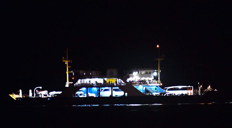Un ferry-boat, în black-out, în Dardanele - ferryboatul-1459866380.jpg